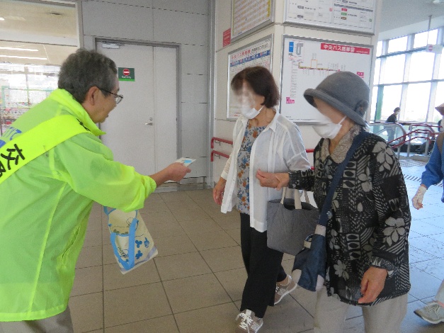 手稲区交通安全母の会との街頭啓発の様子1