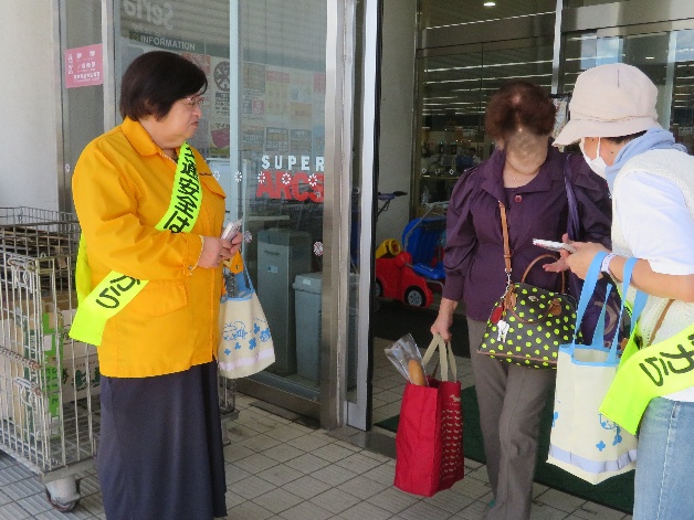手稲区交通安全母の会との街頭啓発の様子2