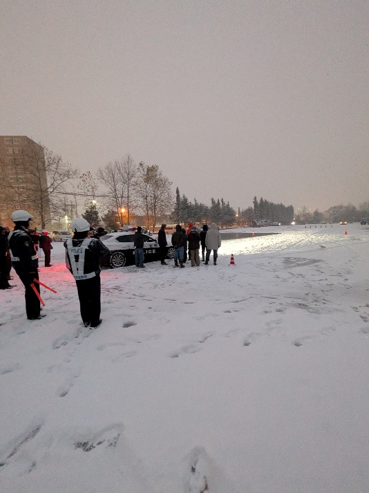 ていねプール駐車場での視認性実験の様子1