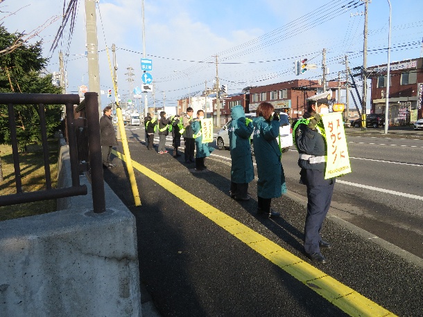 旗の波街頭啓発の様子
