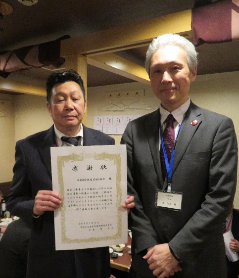 里区長から豊嶋会長に感謝状を贈呈