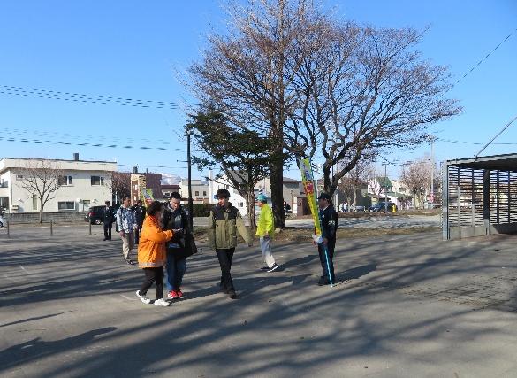 手稲警察署が北海道科学大の学生にパンフレットを配布する様子