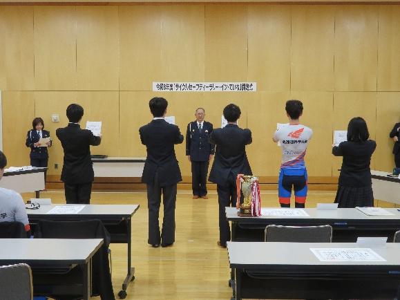 自転車の安全利用を宣誓する学生達