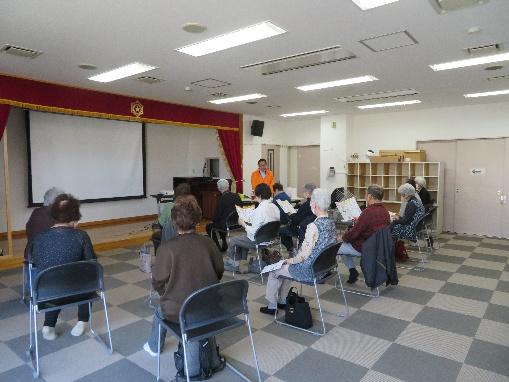 老人福祉センターで交通安全講話を受けている様子