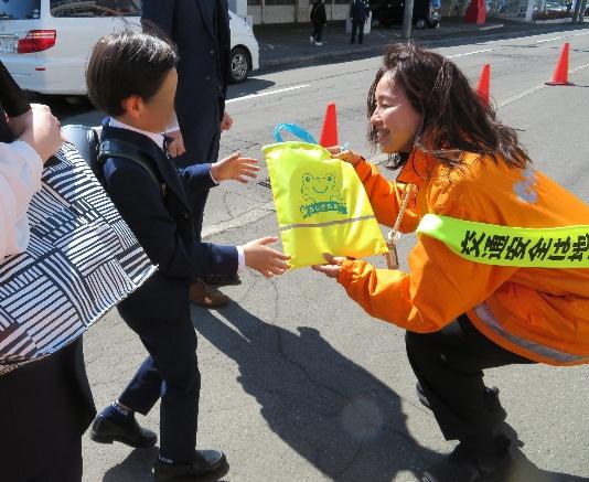 新陵東小学校で啓発品を受け取る新一年生