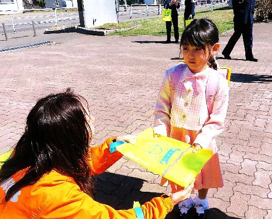手稲鉄北小学校で啓発品を受け取る新一年生