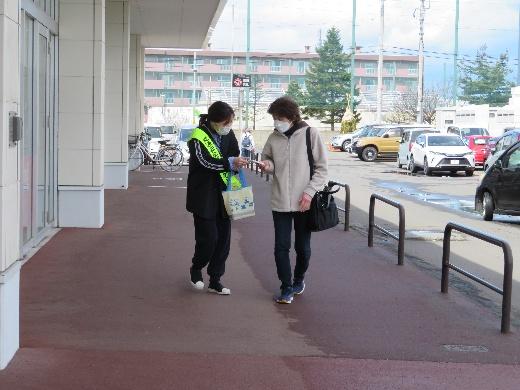 交通安全母の会がスーパーで街頭啓発を行う様子2