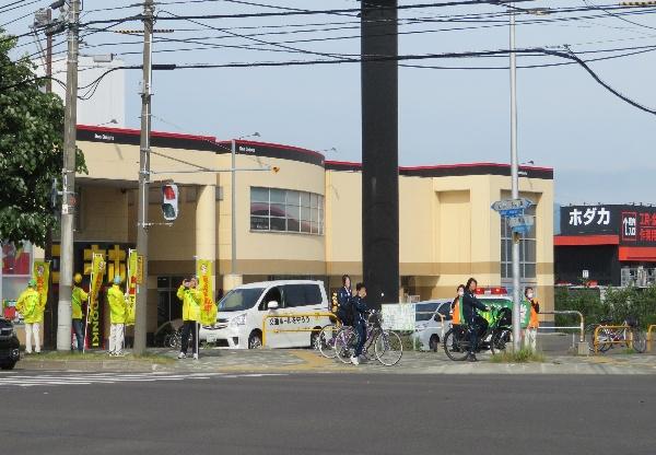 自転車交通安全啓発の様子1