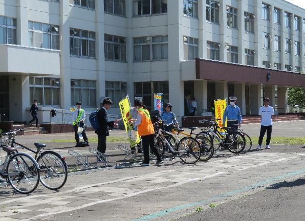 あすかぜ高校前での自転車交通安全啓発の様子1