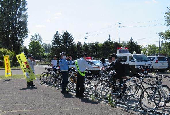 あすかぜ高校前での自転車交通安全啓発の様子2