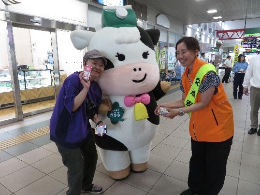 JR手稲駅改札口での啓発活動の様子