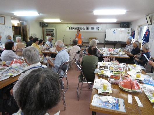 区内の会館で高齢者クラブの方々に交通安全講話を行う様子1
