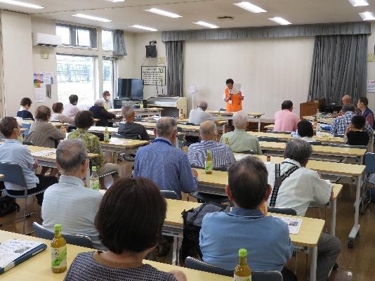 区内の会館で高齢者クラブの方々に交通安全講話を行う様子2