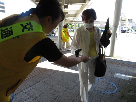 手稲駅北口における啓発の様子