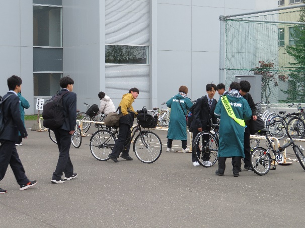 自転車交通安全啓発の様子-北海道科学大学