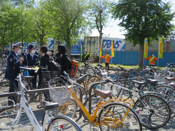 自転車交通安全啓発の様子-札幌手稲高校