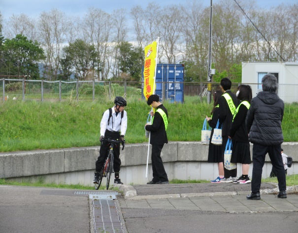 自転車交通安全啓発の様子-札幌稲雲高校