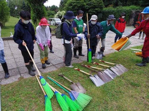 カナール清掃で使用するひみつ道具（スコップ・ほうき等）の写真