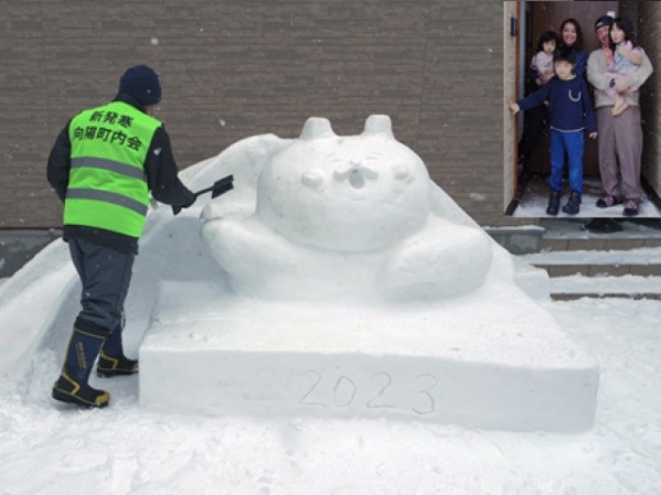 雪像と家族