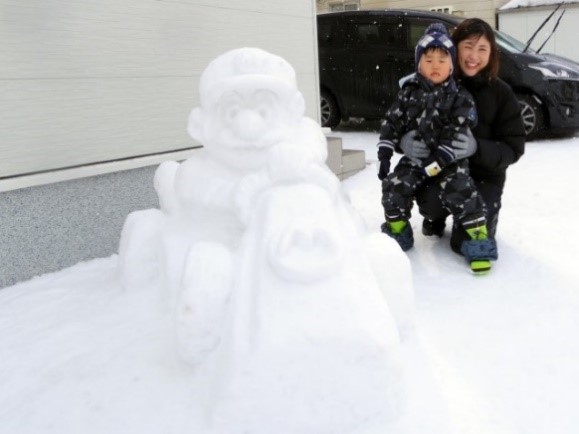 雪像を制作された親子