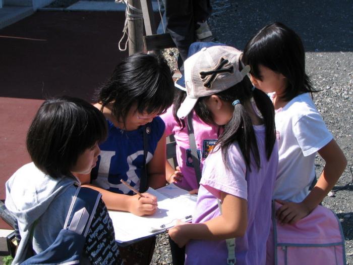 地域安全マップをつくる小学生の様子