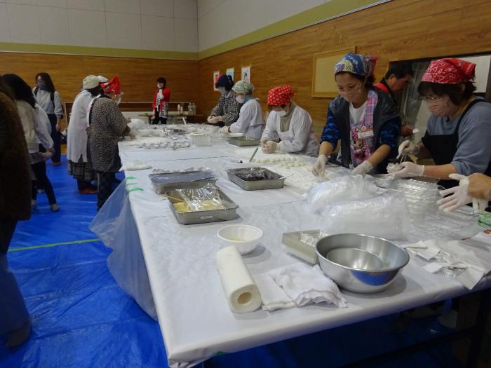 餅を一口大に丸めるスタッフの様子