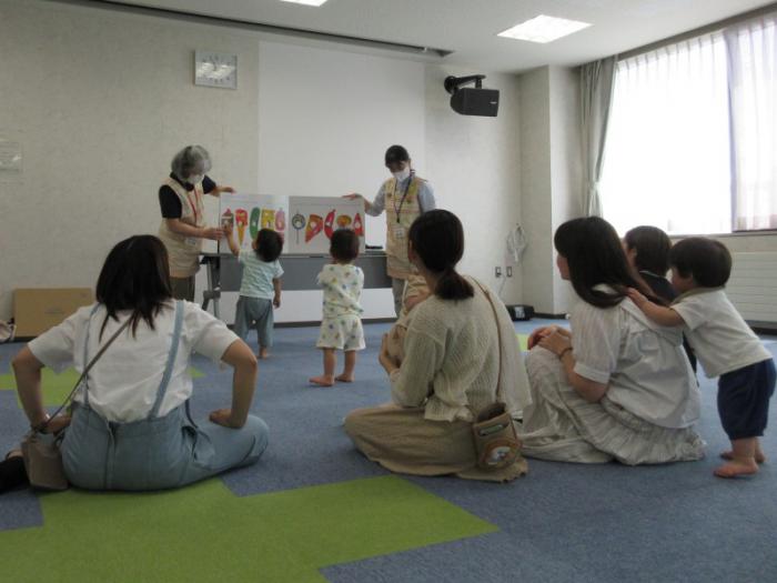 絵本の読み聞かせ