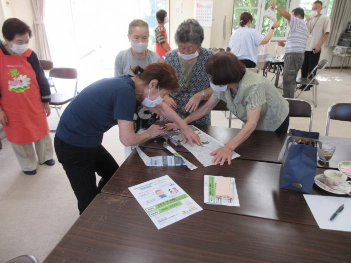 新聞紙を長くちぎるゲーム
