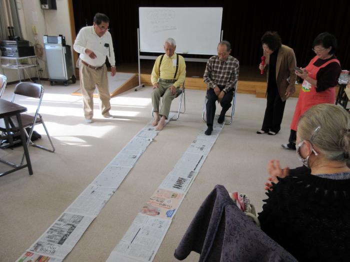 足で新聞を手繰り寄せます