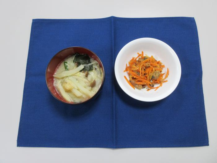 具沢山みそ汁と鯖缶しりしり