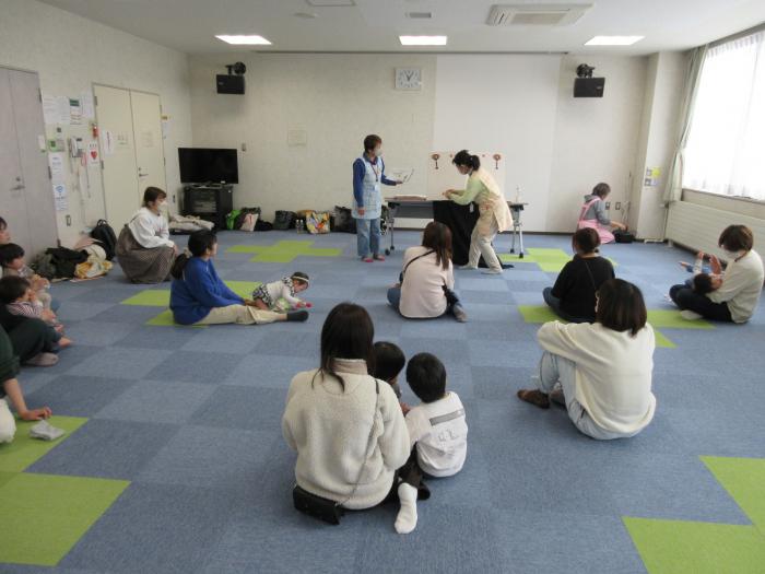 ひな祭りの歌を歌いながら