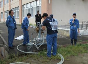 給水袋を背負う