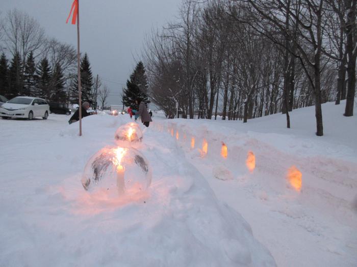 公園への通路にもあかりが