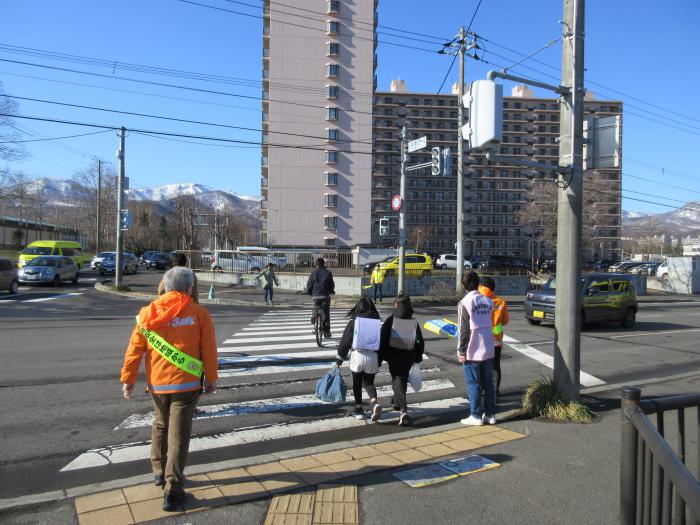 小学生の登校を見守ります