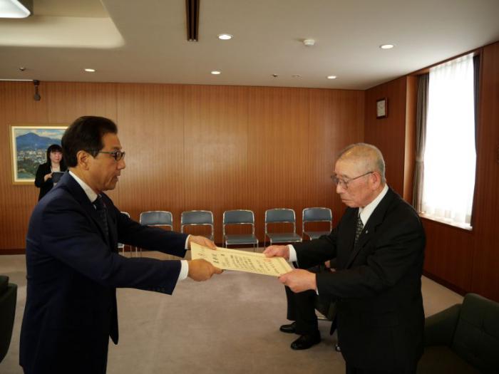 市長から表彰を受ける荒井会長