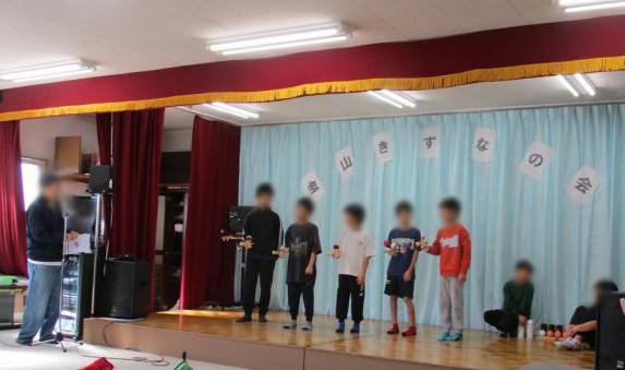 金山地域きずなの会　子どもたちの舞台発表の様子