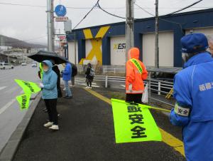 雨の中、多くの皆さんが交通安全を呼びかけました
