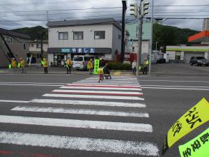 多くの皆さんが交通安全を呼びかけました