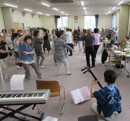 三味線に合わせて踊る様子