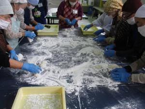 つきたてのお餅を一口大に分ける作業の様子