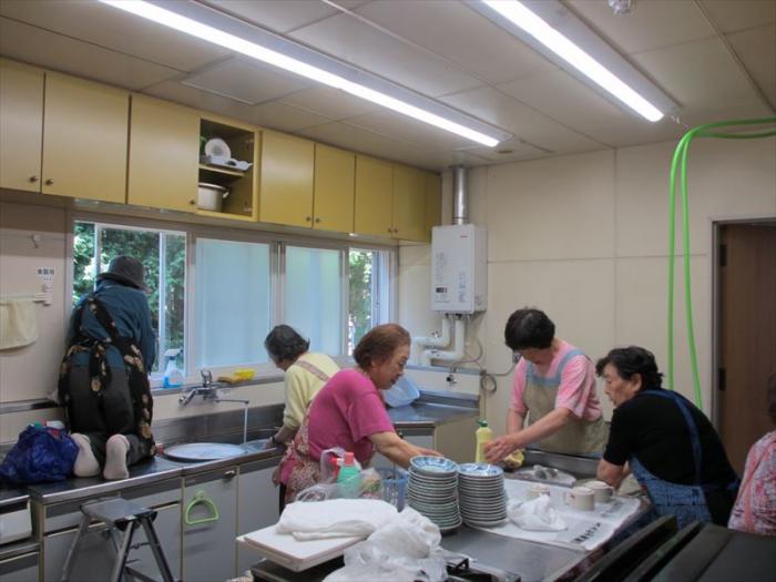 稲穂会館台所を清掃している様子