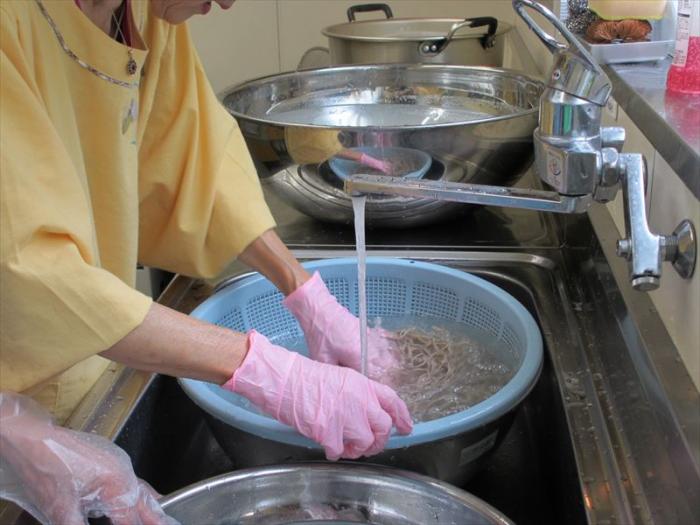 お蕎麦を用意している様子