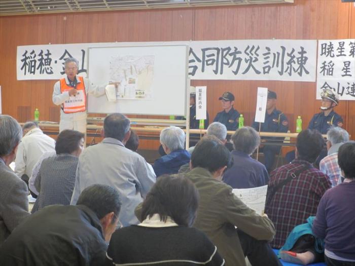 暁星第3町内会　竹田会長による土砂災害避難地図の説明のようす