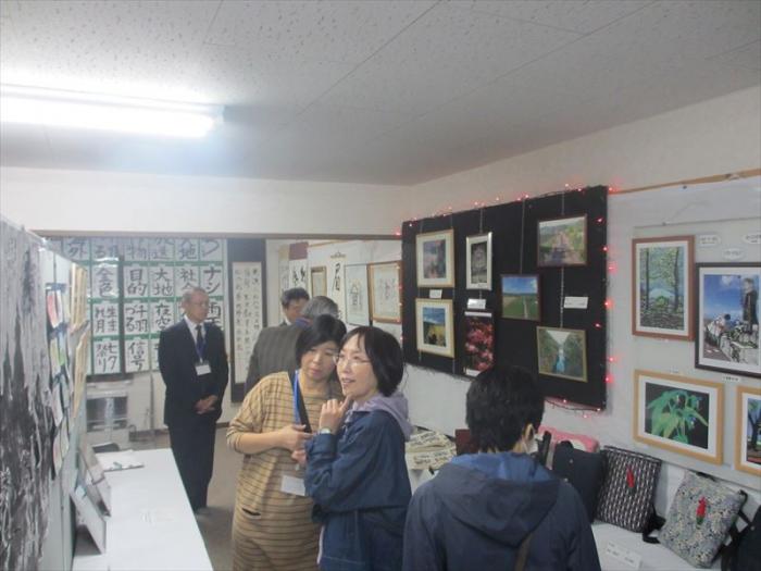 写真、絵画、手芸品などの力作が展示されてるようす