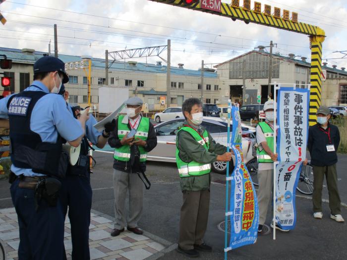 稲穂駅周辺で啓発運動している様子