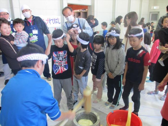 子どもたちはねじり鉢巻きをして頑張りました
