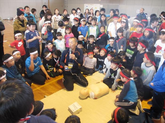 ＡＥＤ操作方法の実演のようす