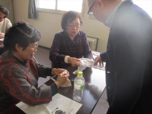 非常食「切り干し大根サラダ」に挑戦しているようす
