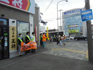 地域の学生による街頭啓発の写真