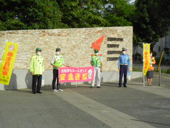 自転車利用者に安全運転を呼び掛けている写真